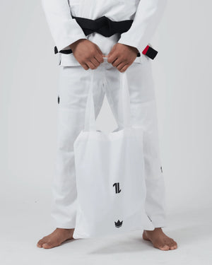 Kimono Brazilian Jiu Jitsu KINGZ The One V2 Alb poza facuta de la braul modelului in jos incluzand si saculetul