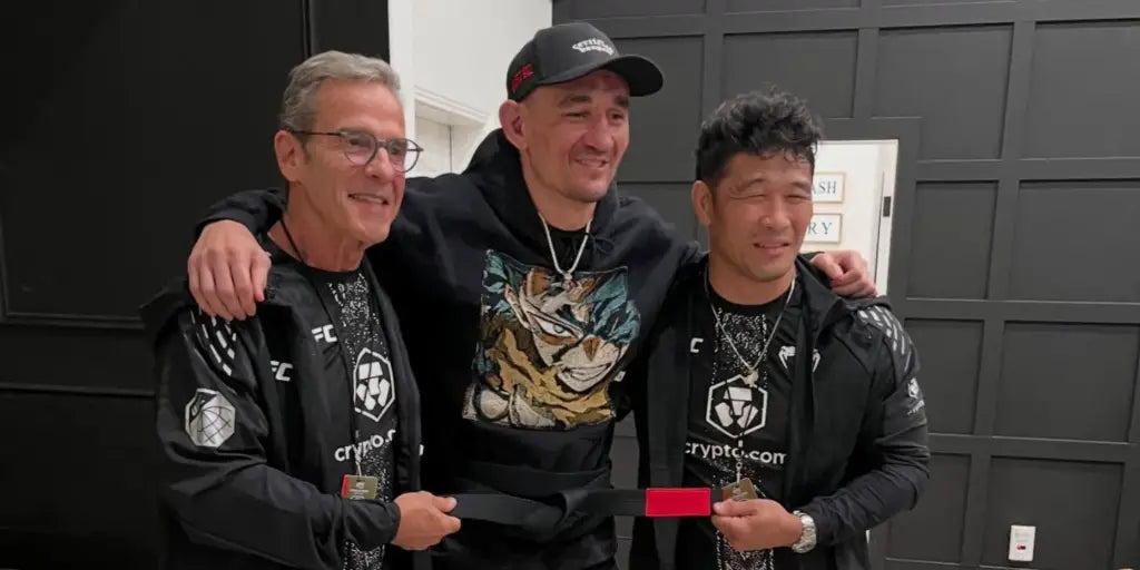 Max Holloway a primit centura neagra in BJJ de la Pedro Sauer