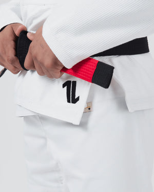 Kimono Brazilian Jiu Jitsu KINGZ The One V2 Alb poza facuta la bluza cu detaliile de pe partea stanga a kimonoului