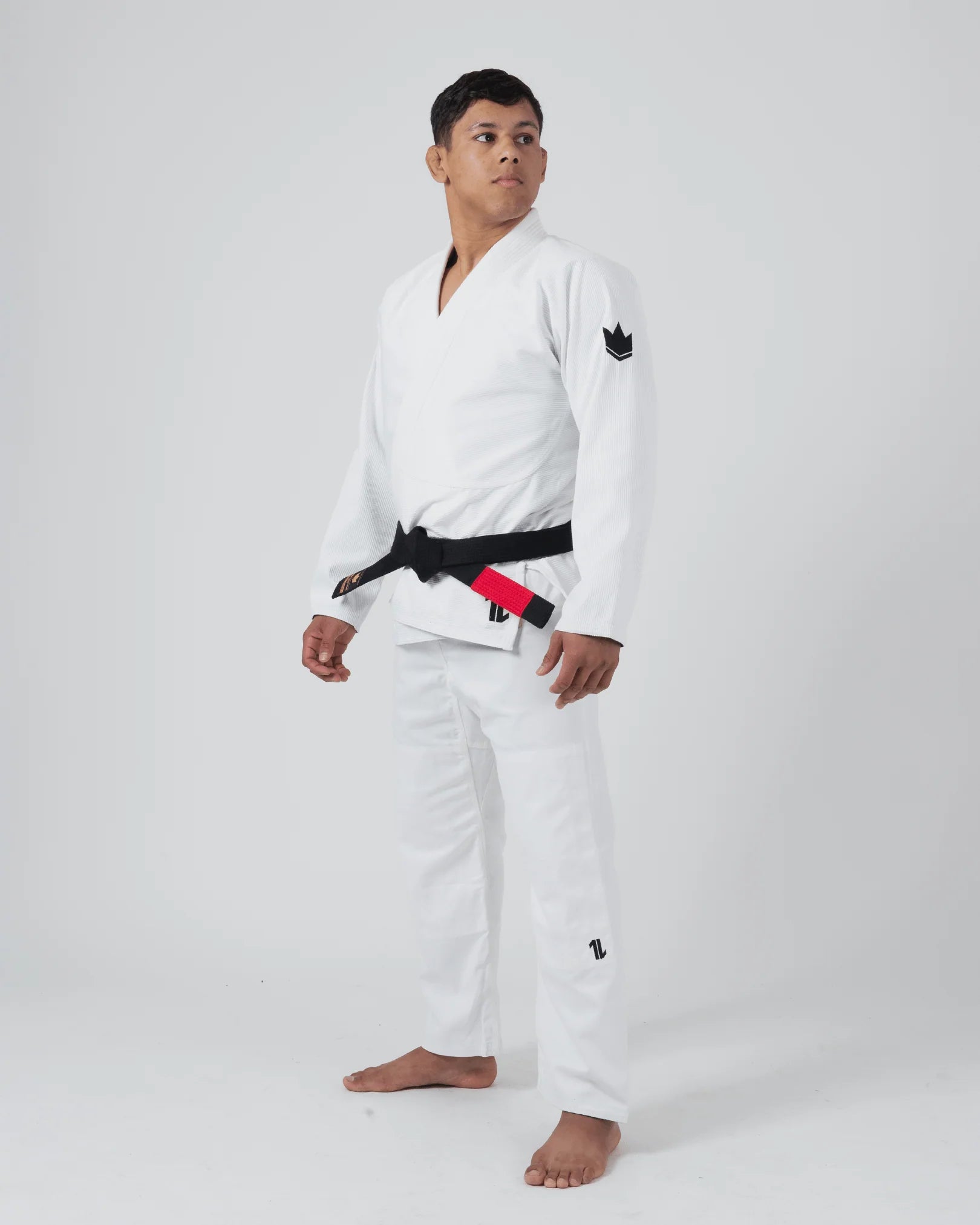 Kimono Brazilian Jiu Jitsu KINGZ The One V2 Alb poza facuta pe un model din lateral-fata-stanga