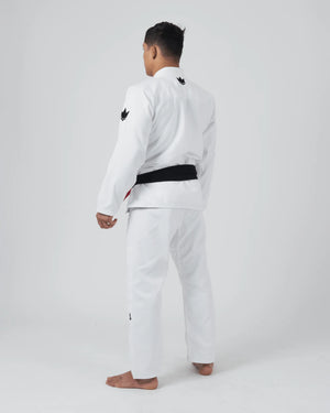 Kimono Brazilian Jiu Jitsu KINGZ The One V2 Alb poza facuta pe un model din partea stanga-lateral-spate
