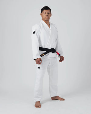 Kimono Brazilian Jiu Jitsu KINGZ The One V2 Alb poza facuta pe un model din partea lateral-dreapta-fata