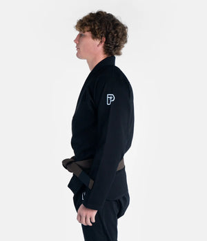 Kimono Brazilian Jiu Jitsu PROGRESS Negru poza facuta pe un model din lateral-stanga